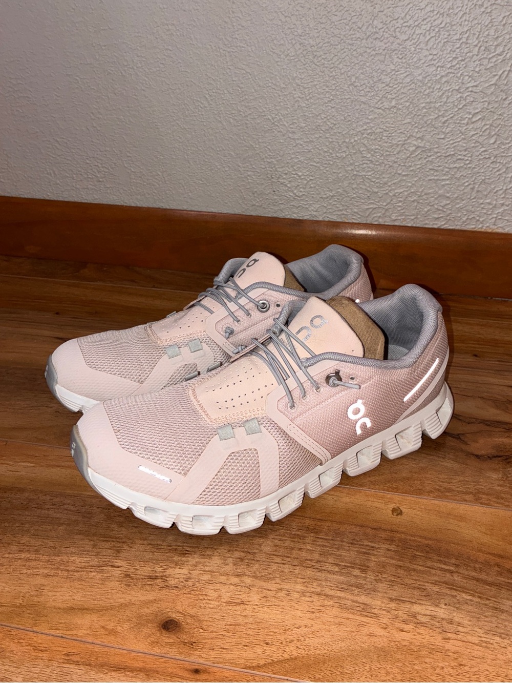 On Cloud 5 Women’s Athletic Running Sneaker Shoes, light pink - size 8